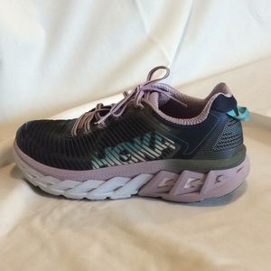 HOKA Arahi women’s running shoes EUC (like new)